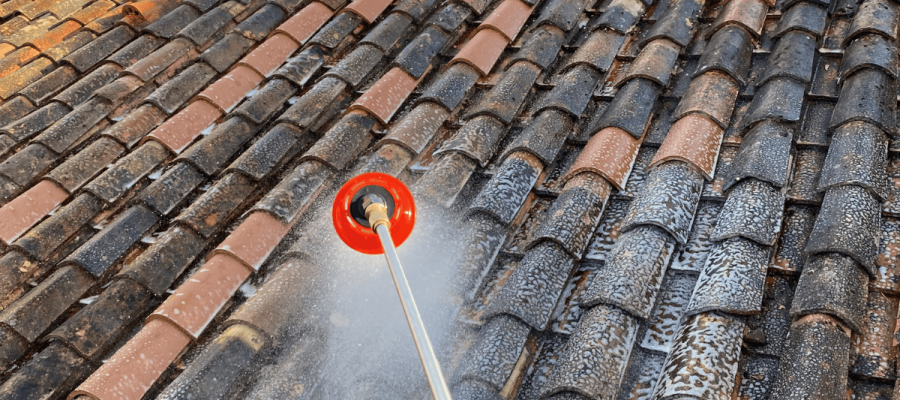 Entretien d'une toiture d'une maison à La Rochelle par Solution Toiture