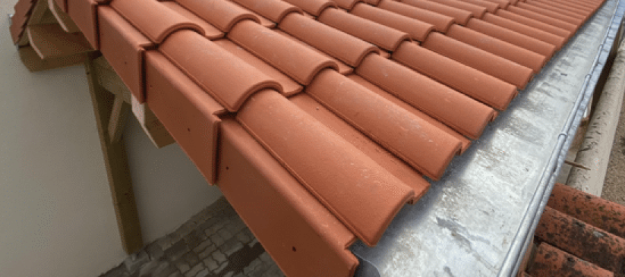 Pose d'une toiture et d'une gouttière sur un abris par Solution Toiture